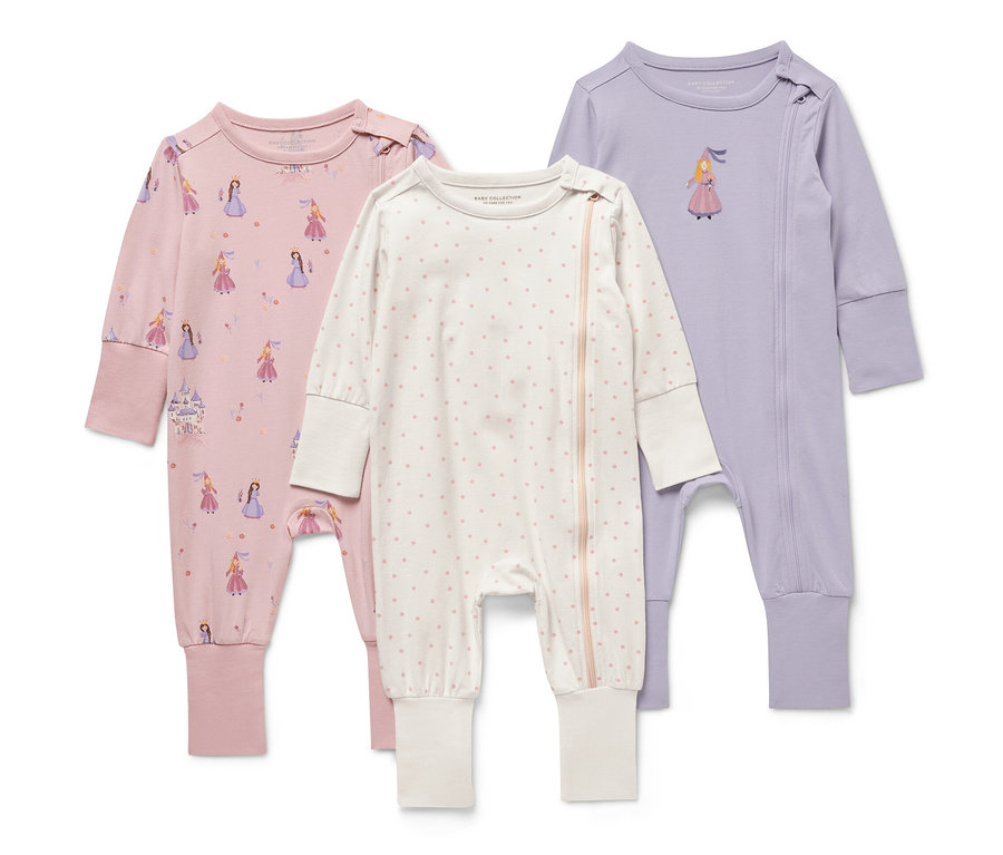 Trois pyjamas pour bébé, princesse. Un rose imprimé de princesses, un blanc à pois roses et un violet avec une princesse.