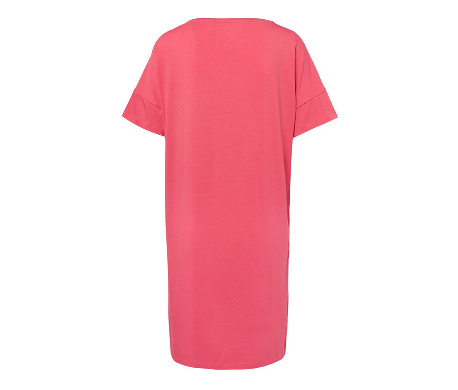 Chemise de nuit rose.