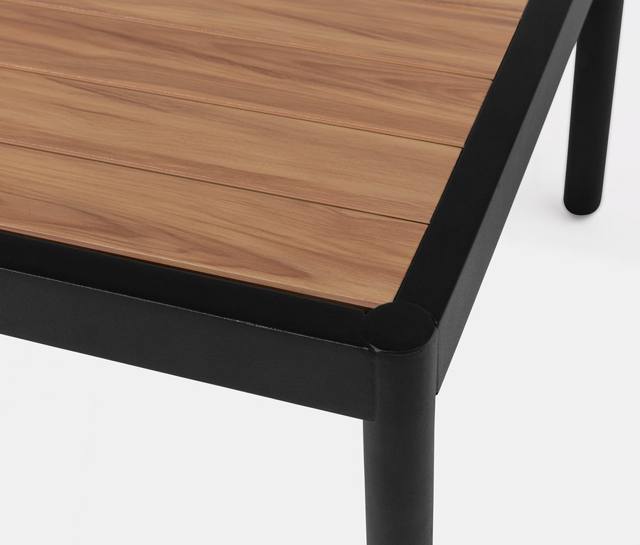 Détail d'une lounge modulaire avec tressage textile, focus sur la connexion d'angle et le pied.