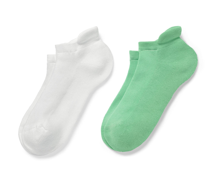 Deux paires de socquettes de sport, une blanche et une verte.