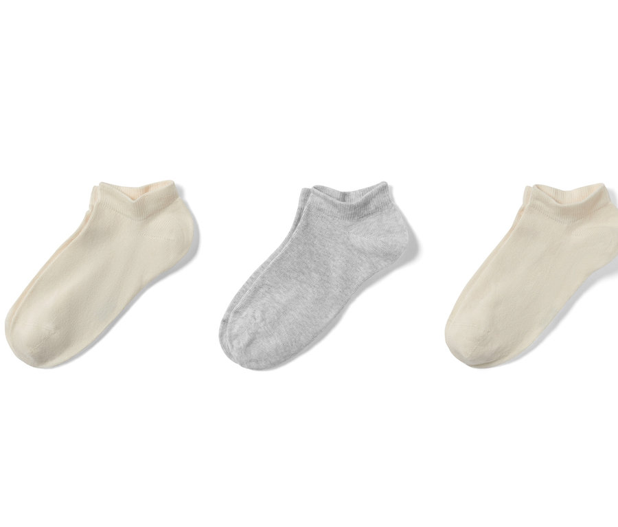 Trois paires de socquettes pour enfants, beige et gris clair.