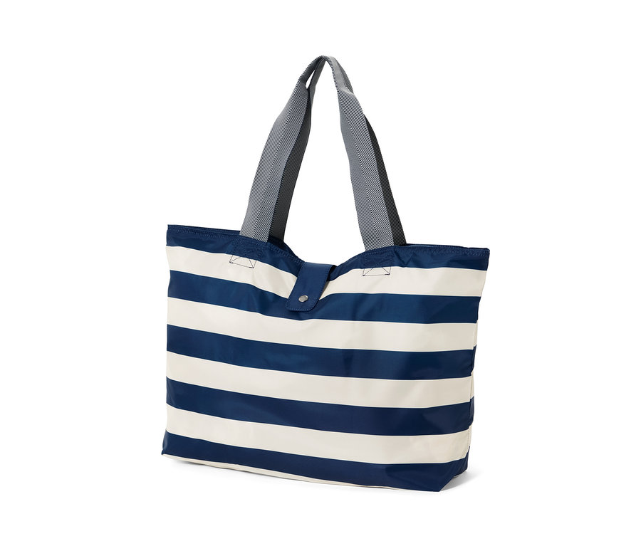 Sac de plage pliable à rayures bleues et blanches.