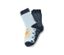 Deux paires de chaussettes antidérapantes bleues pour tout-petits. Une paire bleu clair avec un soleil jaune, l'autre bleu foncé avec un motif de pluie.