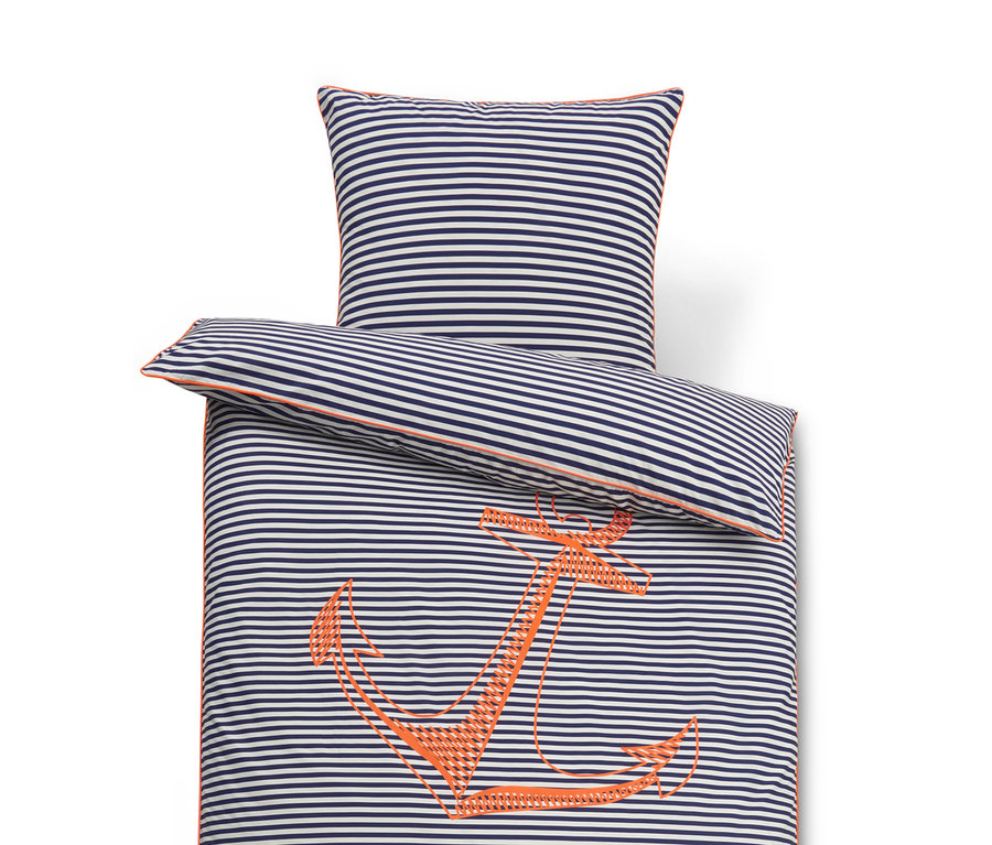 Parure de lit en percale rayée avec broderie d'ancre orange.