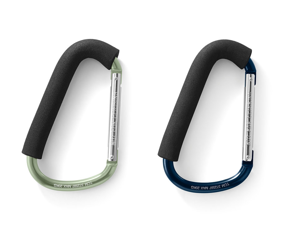 Deux mousquetons XXL avec une poignée en mousse noire, un vert et un bleu, sont placés côte à côte sur un fond blanc.