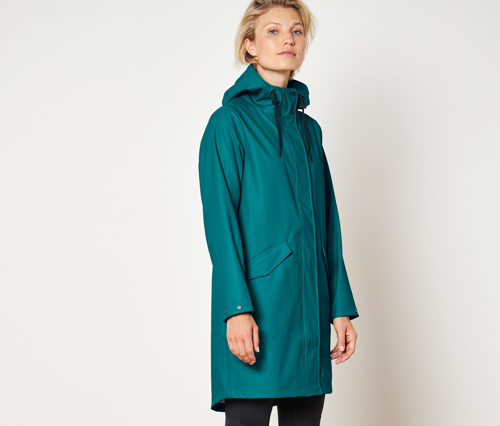 Femme portant un manteau de pluie.