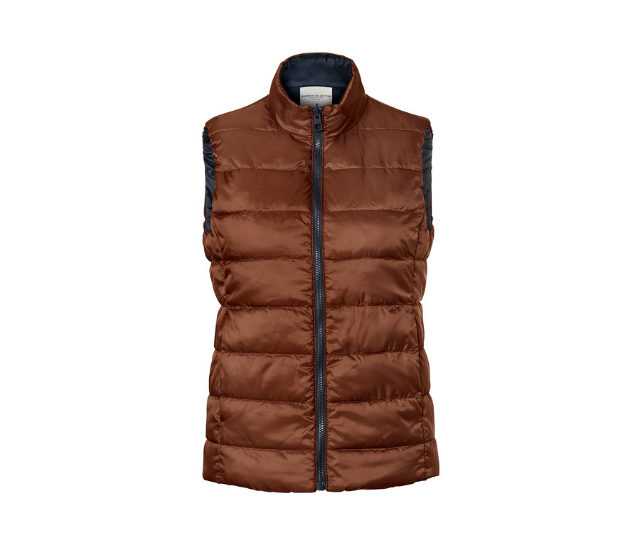 Gilet matelassé réversible marron avec fermeture éclair au centre.