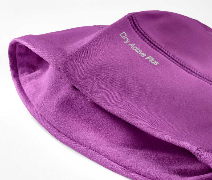 Gros plan d'un bonnet technique thermique rose baie.