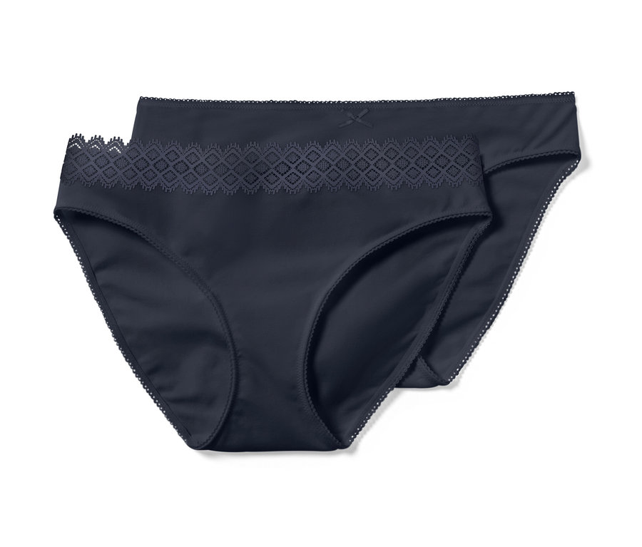 Deux slips bleu foncé.
