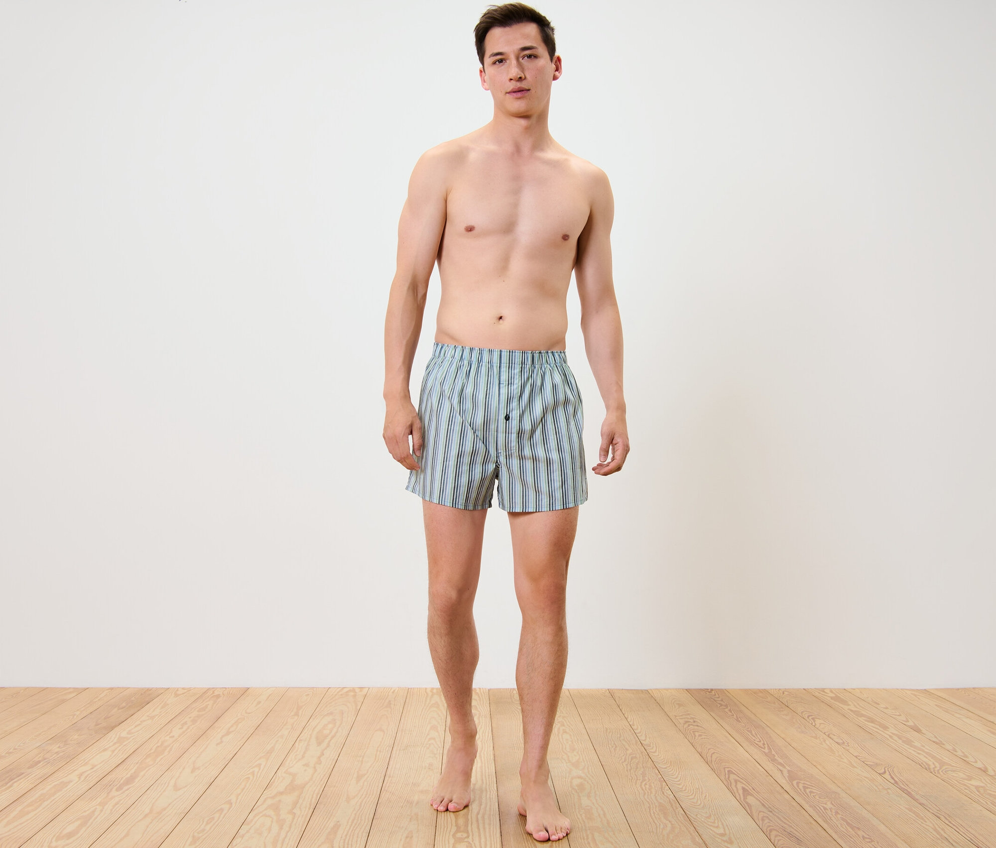 Homme debout portant 2 boxers tissés.