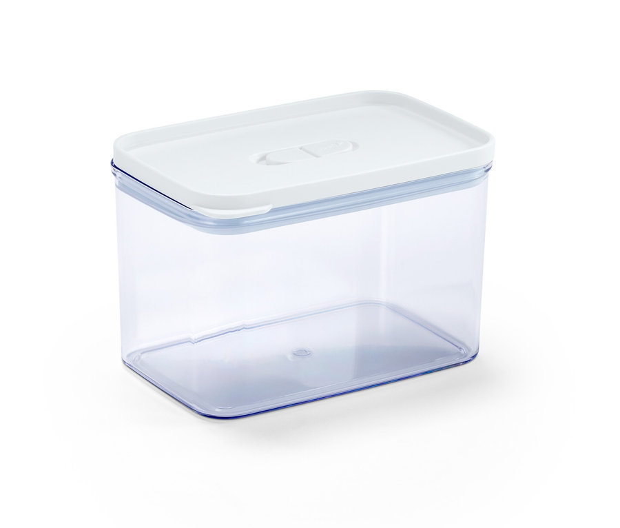 Une boîte de conservation transparente avec un couvercle blanc.