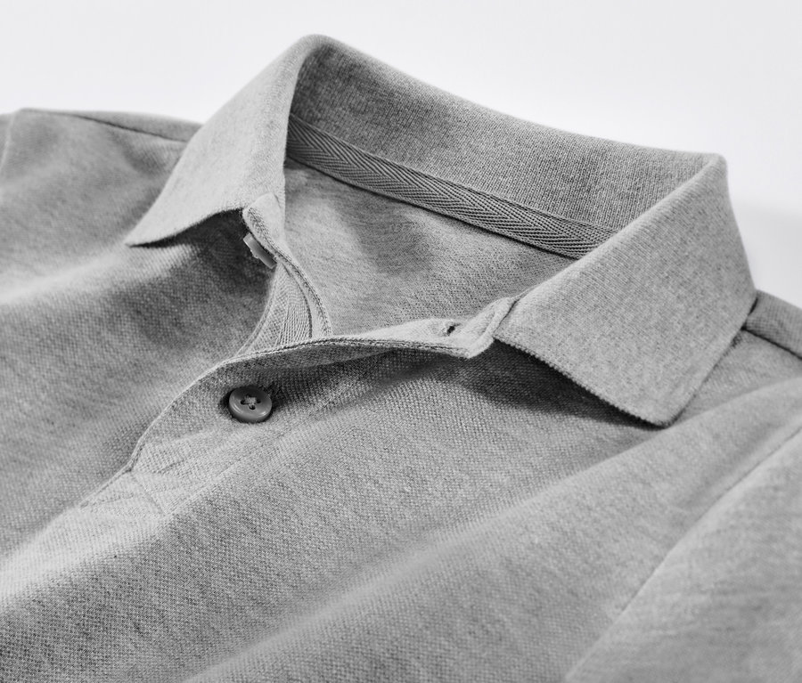 Gros plan sur un polo gris pour enfant en piqué de coton.