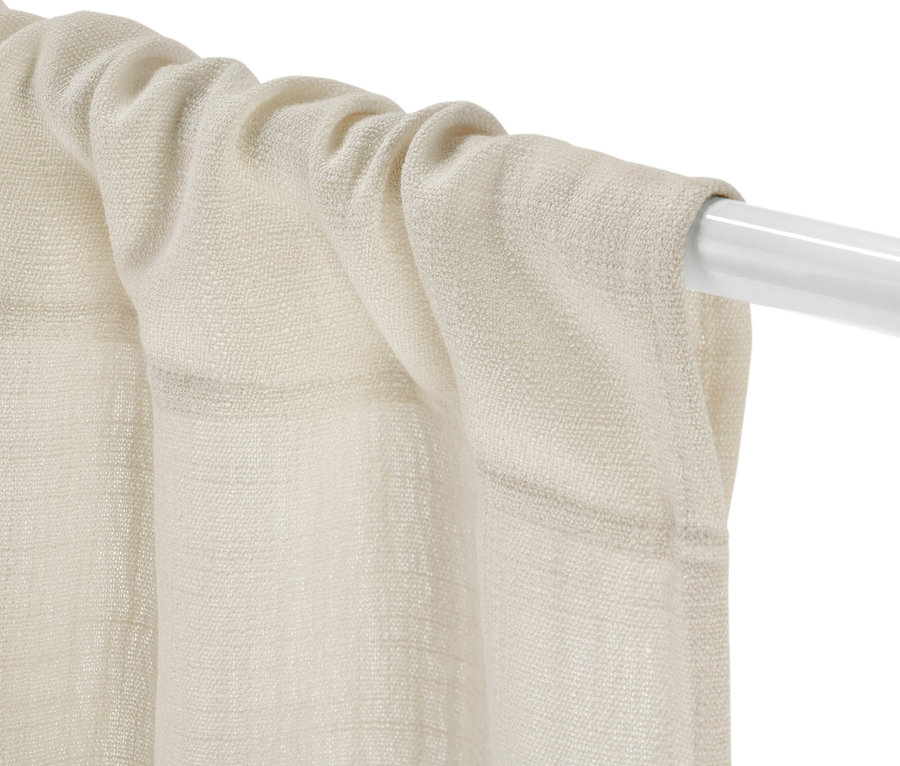Gros plan de 2 rideaux sur une tringle blanche.