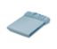 Un drap-housse en microfibre bleu clair plié sur un fond blanc.