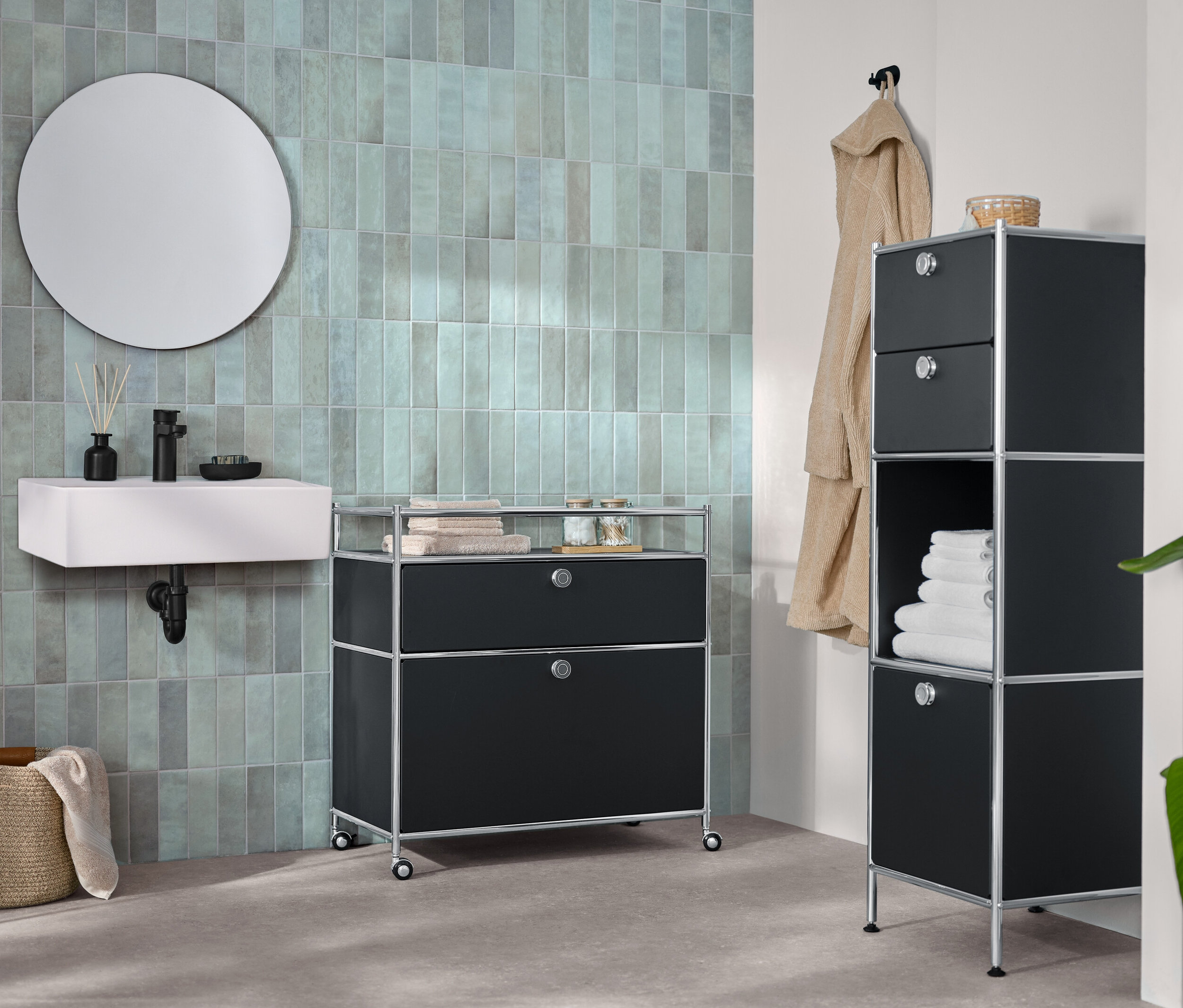 Dans une salle de bain, une commode étroite en métal « CN3 » avec deux tiroirs et 1 compartiment abattant et une commode métallique « CN3 » avec 1 tiroir et 1 compartiment à abattant.