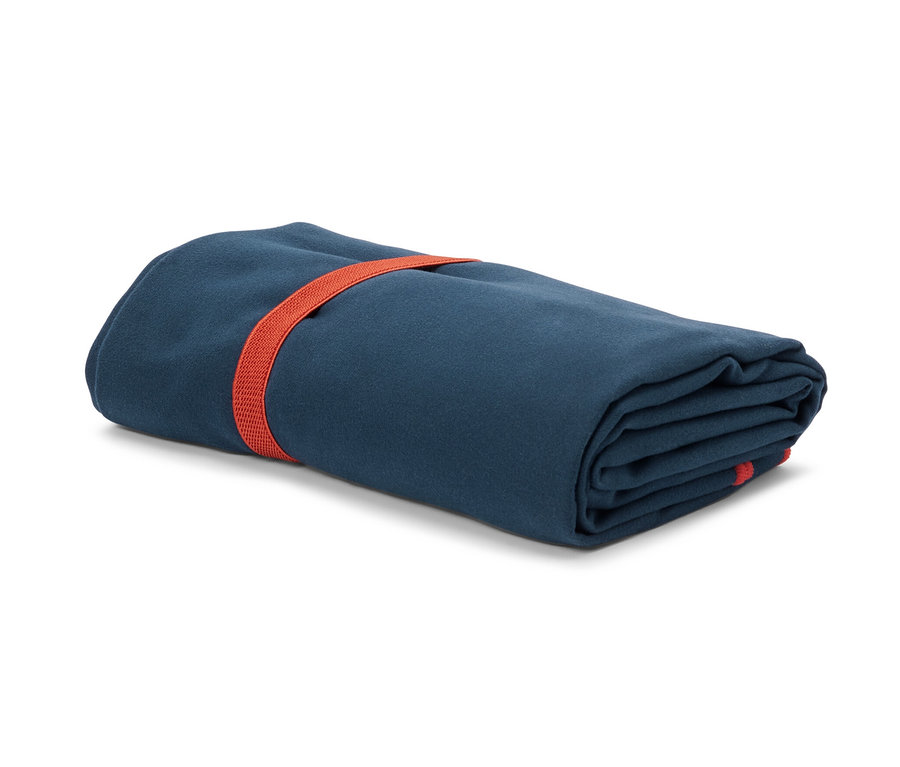 Serviette de toilette d’extérieur pliée, env. 50 x 100 cm, maintenue par une sangle orange.