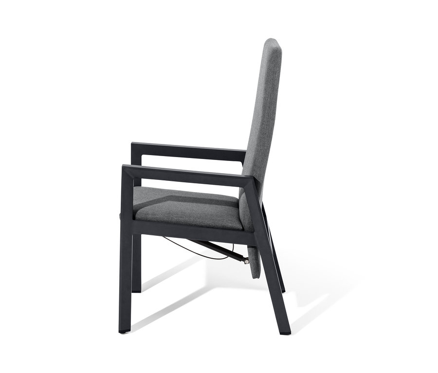 Vue détaillée d'un des 2 fauteuils à haut dossier avec tissu Creacryl® tous temps.