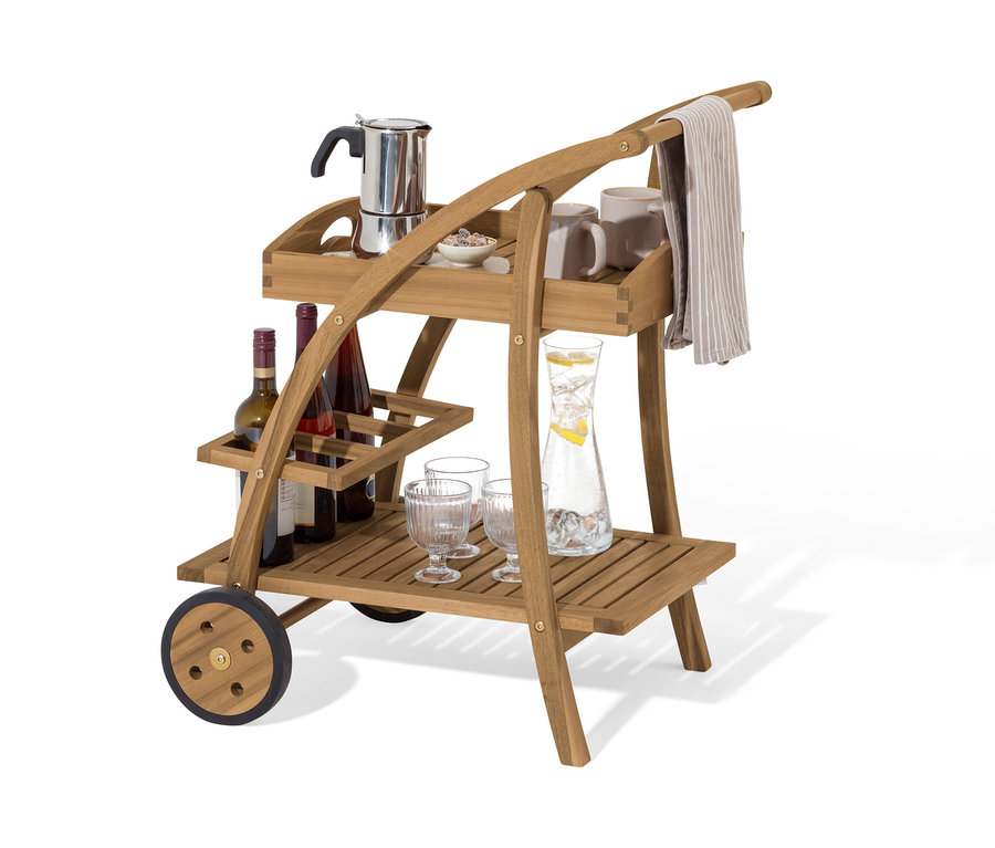 Un chariot de bar à deux niveaux avec un plateau amovible. Sur l'étagère supérieure, il y a une cafetière, du sucre et deux tasses. Sur l'étagère inférieure, il y a deux verres, une carafe d'eau et trois bouteilles de vin.