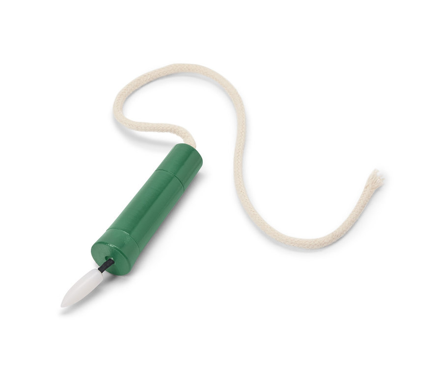 Bouteille lumineuse à LED « Candle » verte avec une ficelle blanche sur fond blanc.