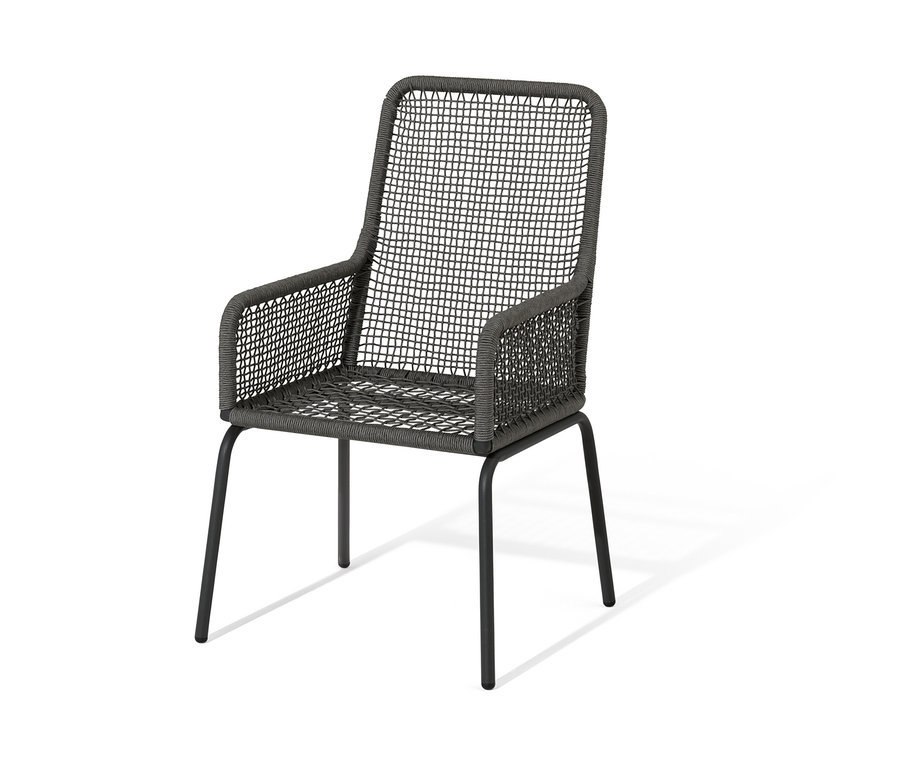 Chaise à dossier haut noire en textile tressé.