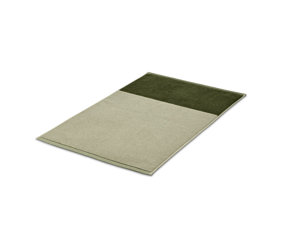 Tapis de douche en Jacquard de haute qualité, vert sable-vert mousse, posé sur un fond blanc.
