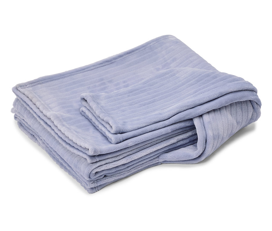 Une couverture violet clair pliée avec une texture côtelée sur un fond blanc.