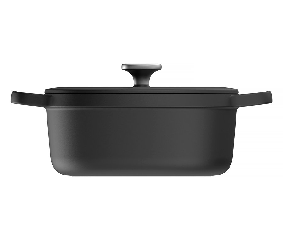 Cocotte noire en fonte avec couvercle sur fond blanc.