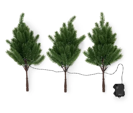 Trois petits arbres de Noël avec des troncs marrons sont reliés par un câble noir auquel est fixée une alimentation noire.