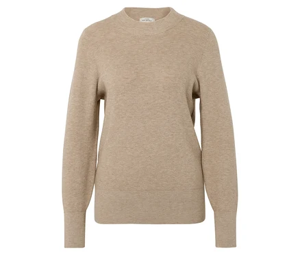 Pull beige à manches longues et col rond.