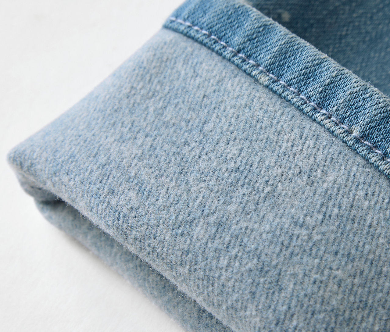 Gros plan sur un tregging pour enfant.