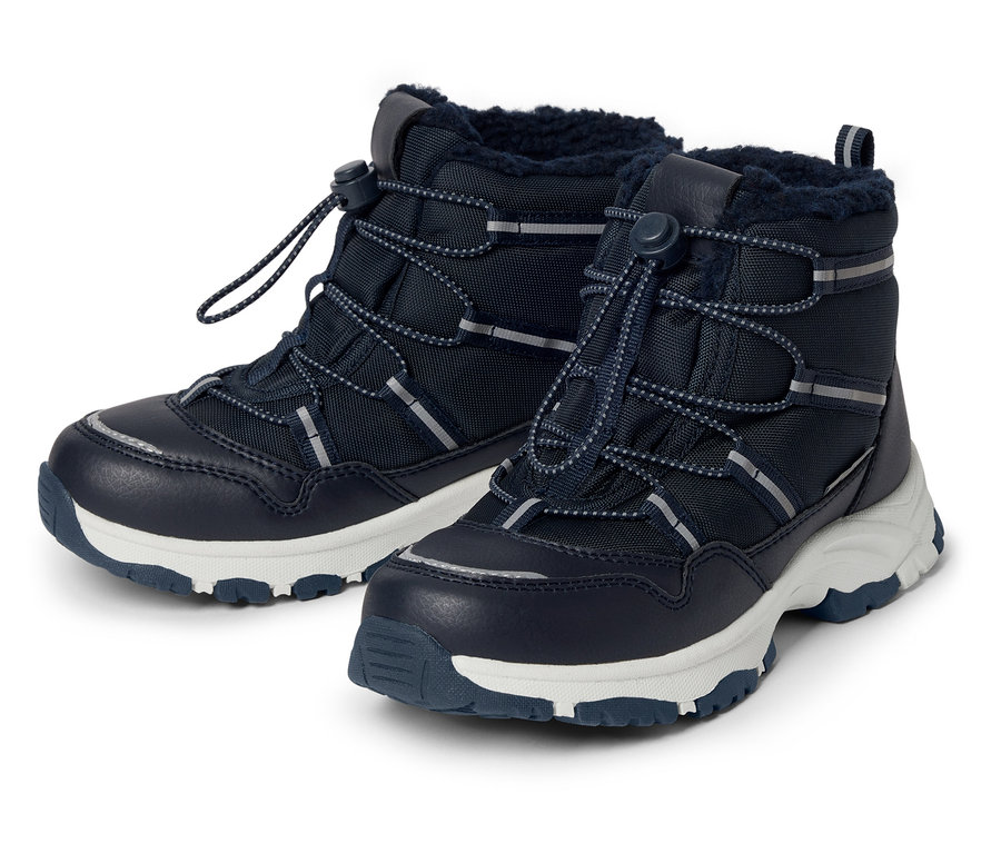 Deux bottes bleu marine sur fond blanc.