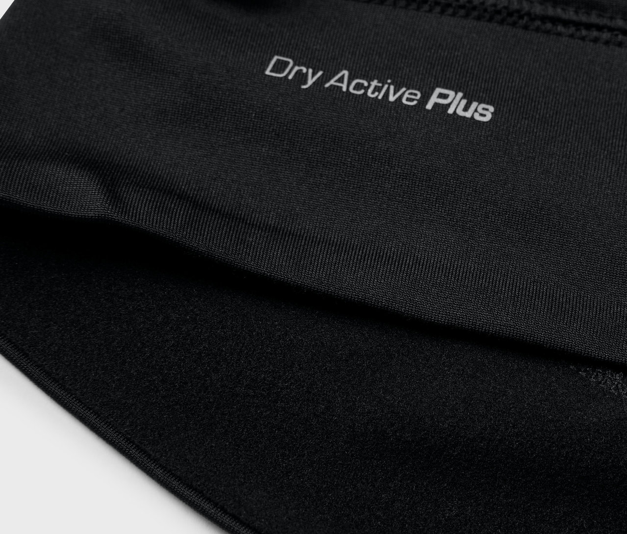 Gros plan sur un bonnet technique thermique noir.