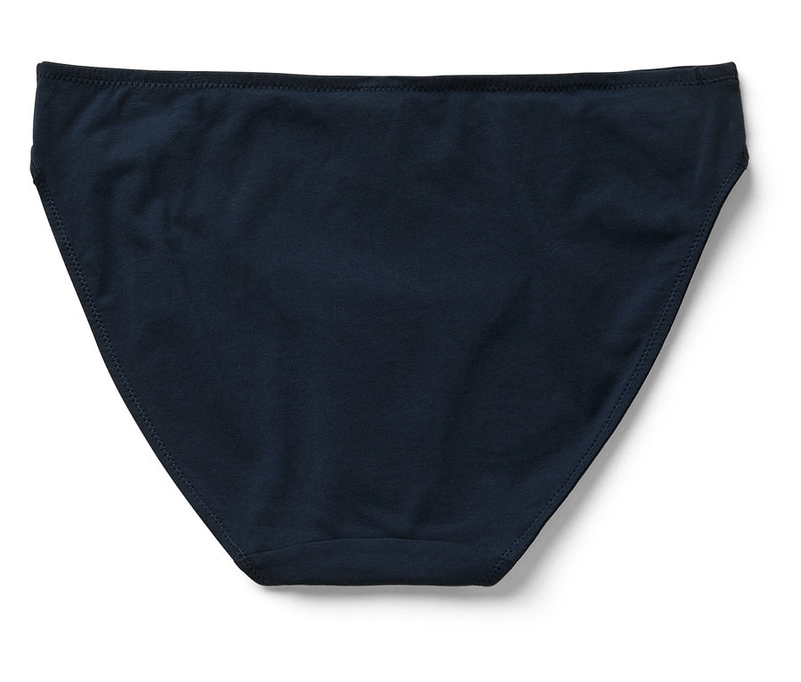 Gros plan sur une culotte classique pour femmes de couleur bleu foncé.