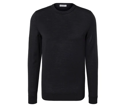 Pull en mérinos noir.