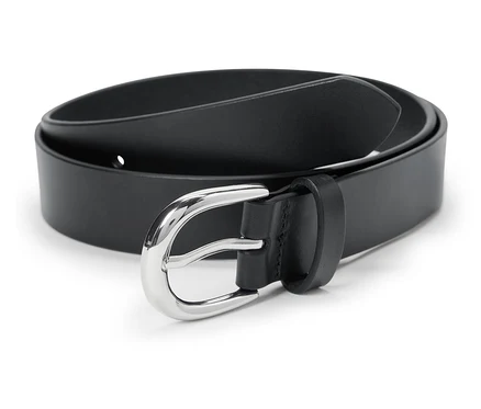 Une ceinture en cuir noire enroulée avec une boucle argentée.