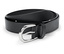 Une ceinture en cuir noire enroulée avec une boucle argentée.