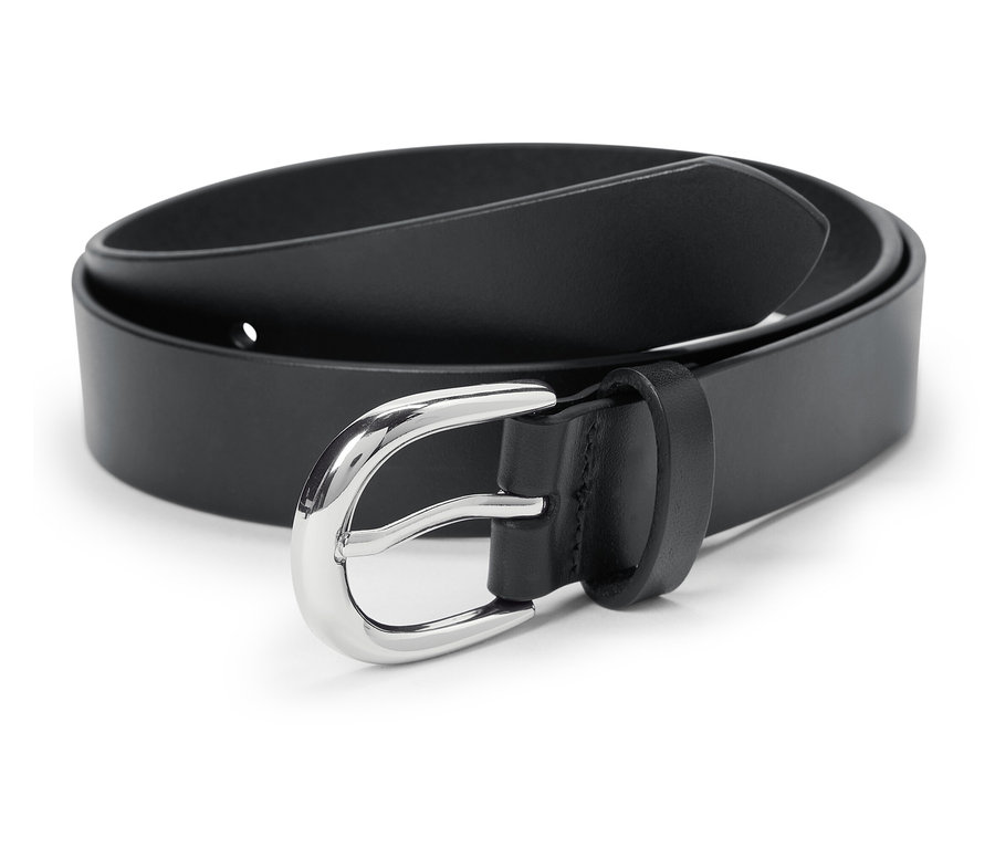 Une ceinture en cuir noire enroulée avec une boucle argentée.