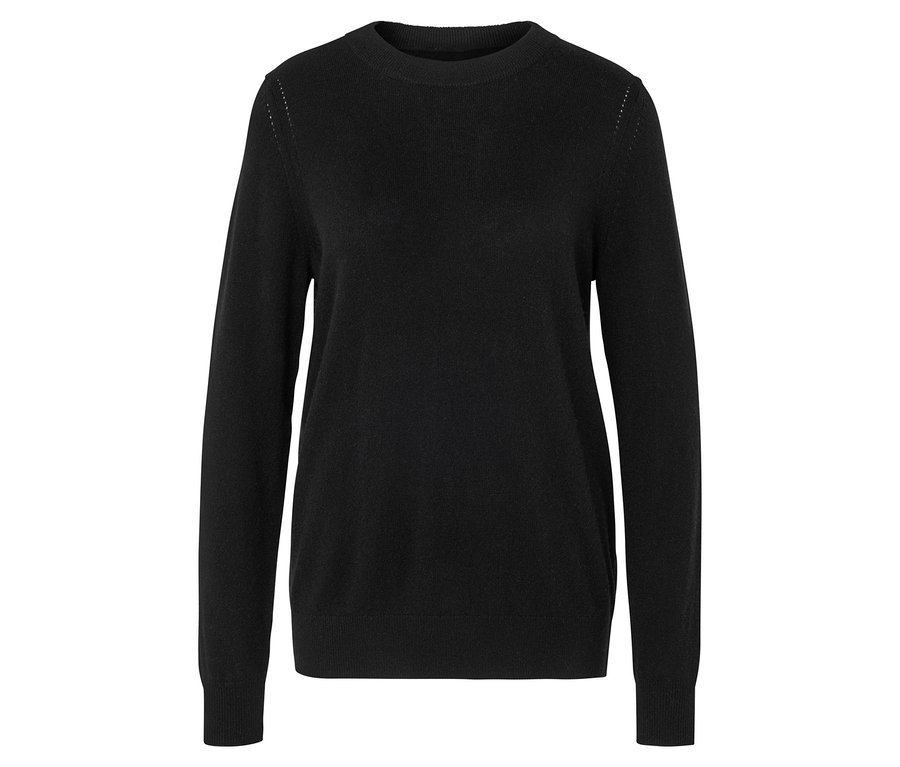 Pull noir en tricot à manches longues.