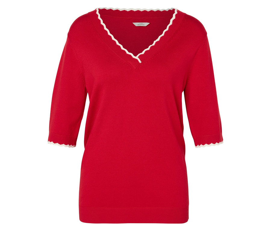 Pull rouge à manches trois-quarts avec bordure décorative blanche autour de l'encolure et des manches.