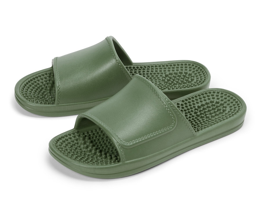 Deux sandales de massage vert olive sont posées sur un fond blanc.