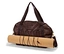 Un sac de sport marron à imprimé zébré contient un tapis de yoga en liège roulé.