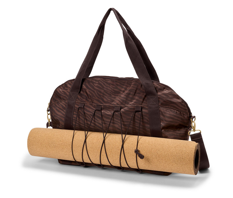 Un sac de sport marron à imprimé zébré contient un tapis de yoga en liège roulé.