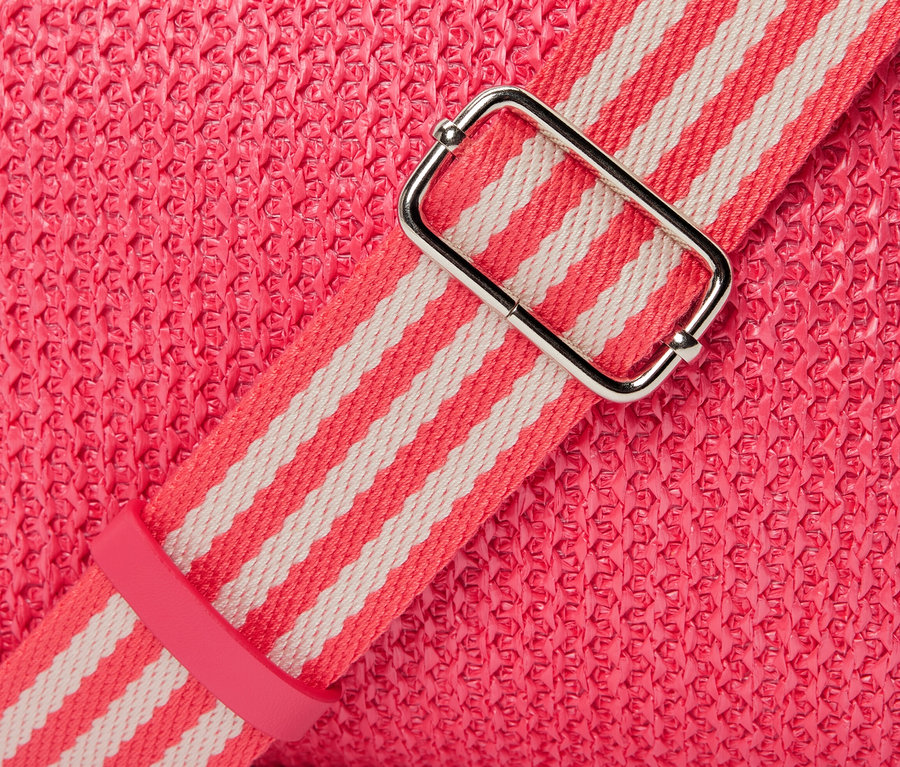 Gros plan d'un sac bandoulière rose avec une bandoulière rayée.
