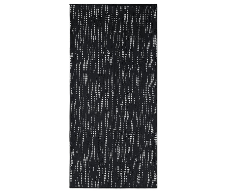 Serviette noire avec motif blanc.