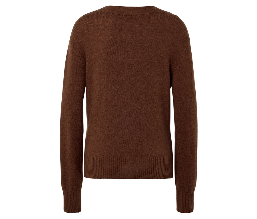 Pull en tricot marron à manches longues et col rond.