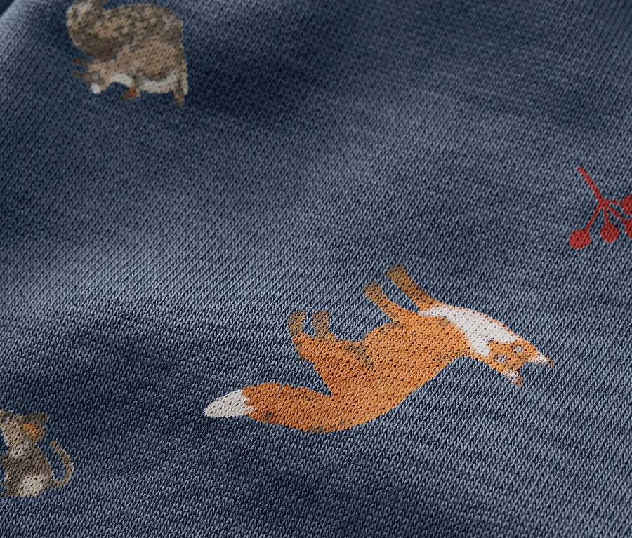 Gros plan sur le motif renard, lièvre et hérisson du 2 pantalons de survêtement pour bébé.