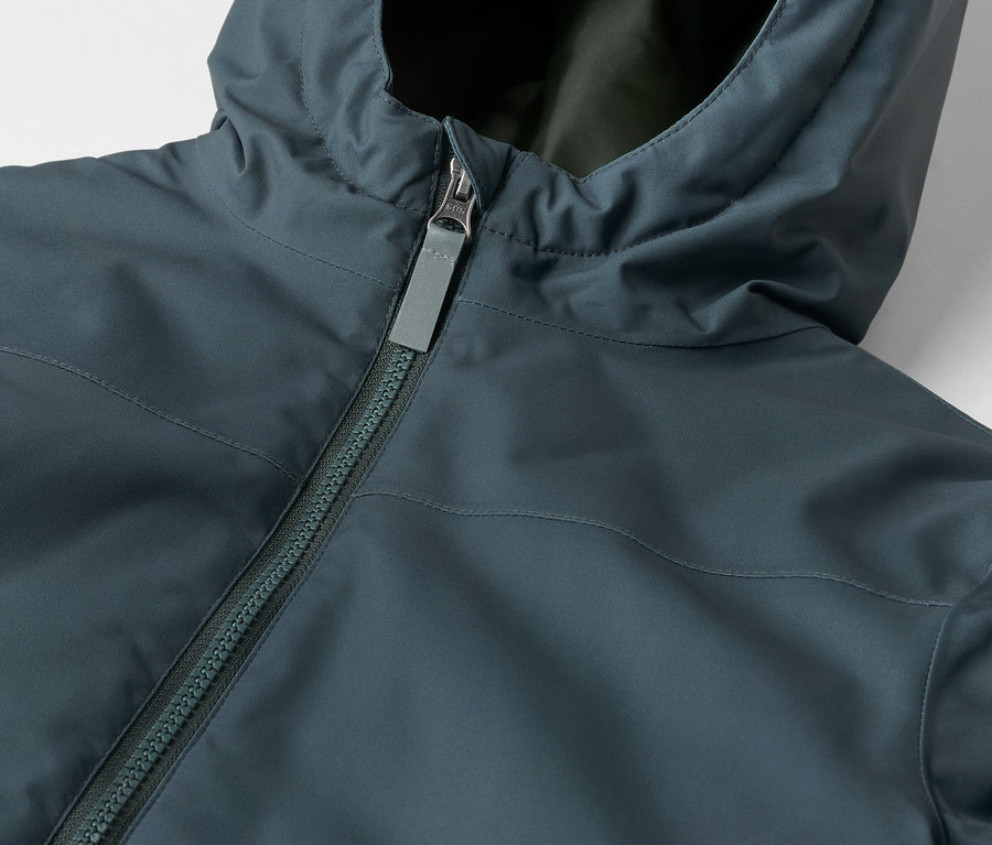 Gros plan sur une parka d'hiver pour enfants avec capuche et fermeture éclair.