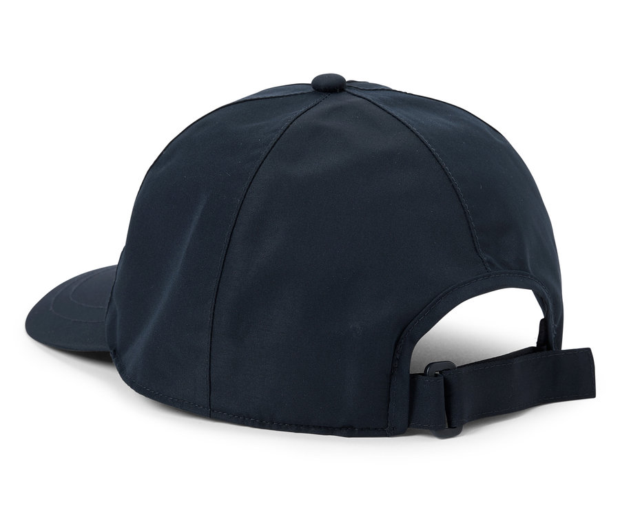 Vue détaillée de l'arrière d'une casquette de baseball bleu foncé avec une sangle réglable.
