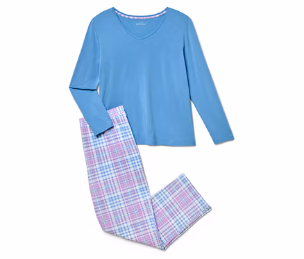 Pyjama bleu à manches longues avec pantalon à carreaux.