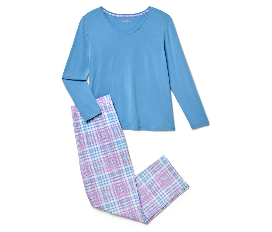 Pyjama bleu à manches longues avec pantalon à carreaux.